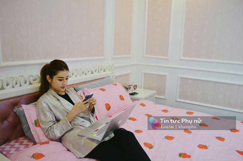 Căn nhà của gia đình Á hậu Huyền My nằm ở Thanh Xuân, Hà Nội. Phòng ngủ của người đẹp sang trọng và ngập tràn màu hồng. Huyền My cho biết, màu hồng là màu cô thích nhất.
