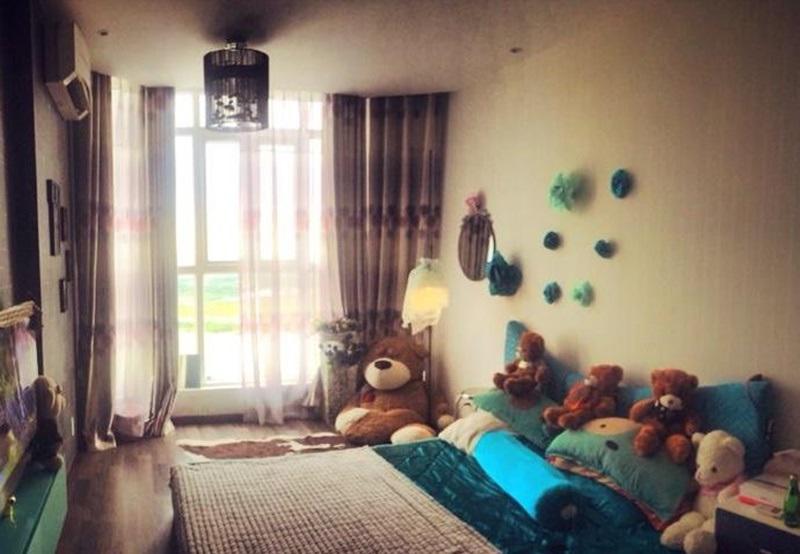 Phòng ngủ của "chân dài" được cô trưng bày rất nhiều gấu bông.
