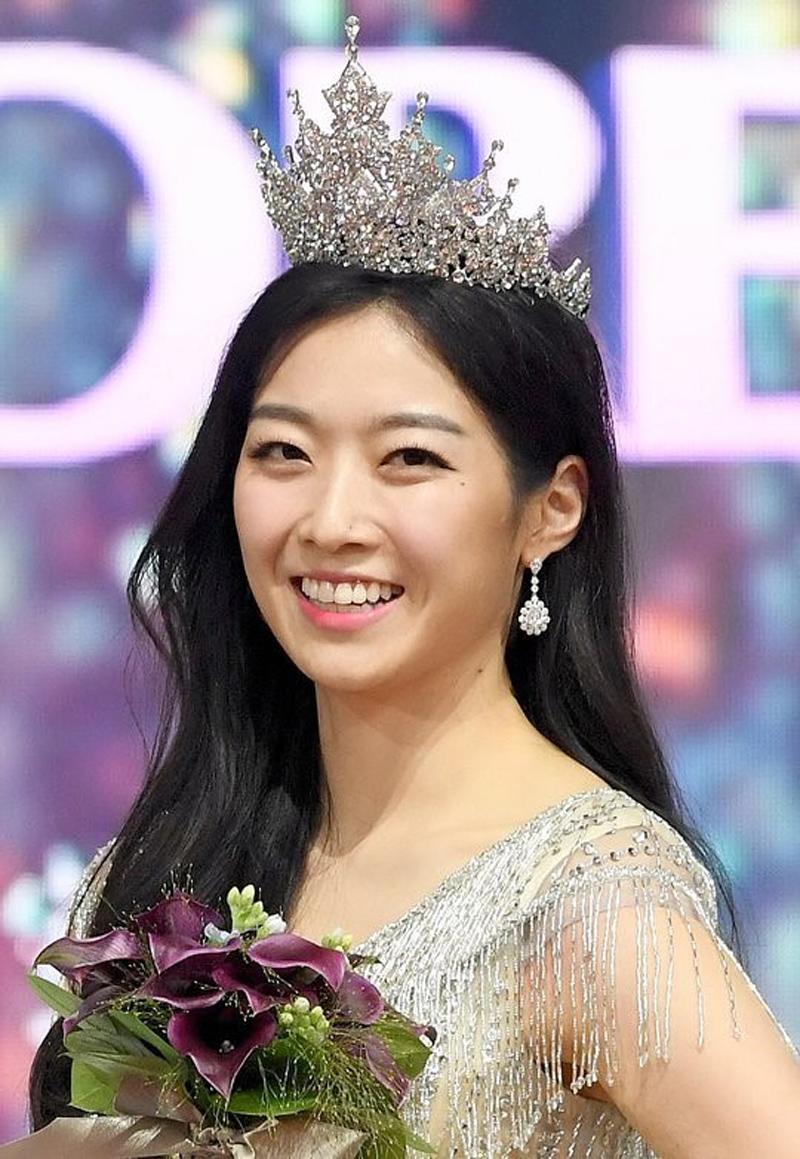 Hoa hậu Hàn Quốc năm 2018 là Soo Min, cô nàng bị cho là có gương mặt chẳng có gì nổi trội. Các tỉ lệ mất cân đối, mặt quá ngắn và khuôn miệng kém duyên. So với những năm  80, 90 có thể thấy các Hoa hậu Hàn ngày càng xuống dốc về nhan sắc.
