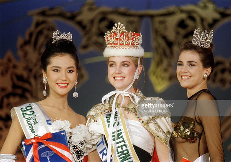 Năm 1992, tuy chỉ nằm trong top 3 nhưng Yeom Jeong Ah lại là thí sinh có gương mặt được đánh giá đẹp nhất tại Hoa hậu quốc tế.
