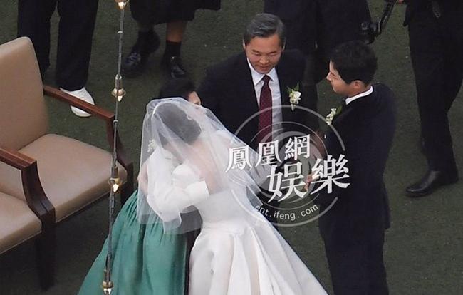 Song Hye Kyo đóng cặp cùng amp;#34;tình trẻamp;#34;, phản ứng của bố chồng khiến ai cũng phải kinh ngạc - 4