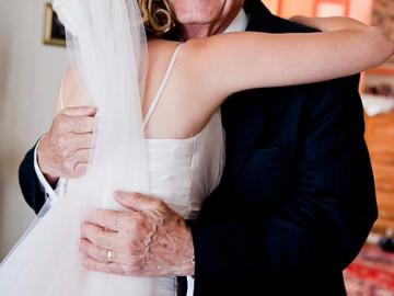 Gặp lại người đàn ông mình từng yêu trong đám cưới, cô gái sốc nặng với danh tính