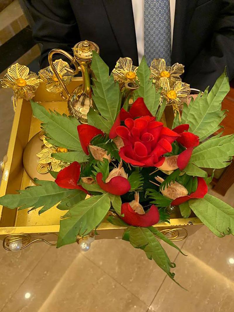 Trầu têm cánh phượng được đặt trong khay vàng cho thấy sự chú tâm tới ý nghĩa của ngày lễ ăn hỏi. Nữ ca sĩ Đinh Hiền Anh sinh năm 1978 và là ca sĩ theo dòng nhạc trữ tình.
