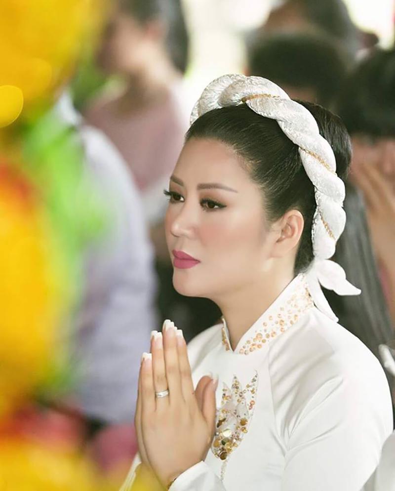 Nữ ca sĩ mang vẻ đẹp đằm thắm dịu dàng. Trong lễ cưới theo nghi thức Phật giáo, Đinh Hiền Anh chọn lựa áo dài trắng thêu hoa tay.
