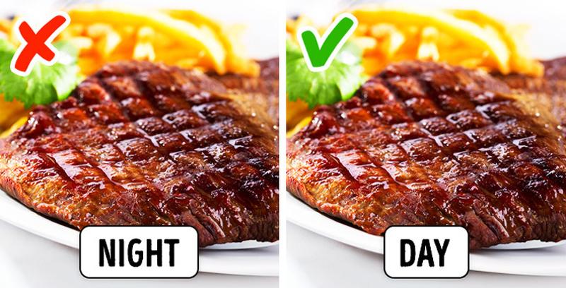 Thịt nếu ăn nhiều vào buổi tối sẽ làm quá tải các chức năng của hệ tiêu hóa và ảnh hưởng đến giấc ngủ. Tốt nhất bạn nên ăn thịt vào bữa trưa hoặc trước khi đi ngủ khoảng 3-4 tiếng.

