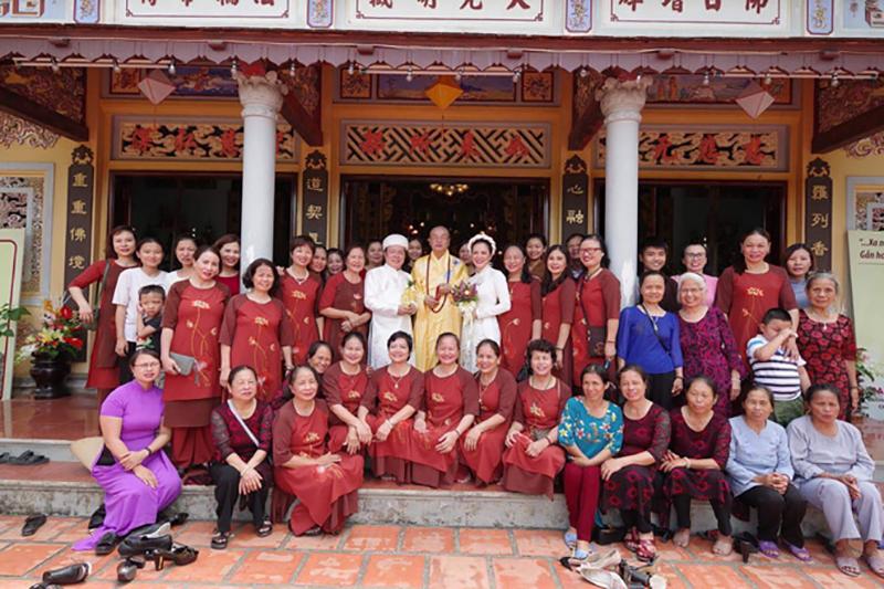 Rất đông bạn bè, người thân đã tới chúc phúc trong ngày lễ Hằng Thuận của nữ ca sĩ và vị hôn phu.

