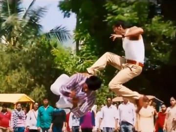 Có kỹ xảo nước nào lố vượt mặt phim Ấn Độ: Dùng quả chuối... cắt đứt cổ người?