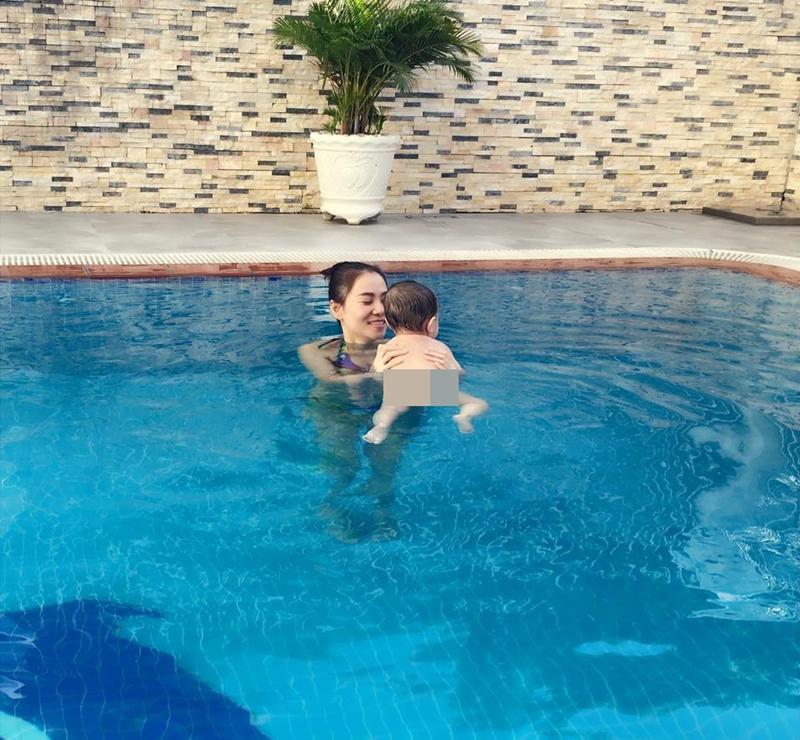 Gương mặt đầy hạnh phúc của Thu Minh trong buổi học bơi đầu tiên của con ở tháng thứ 8.
