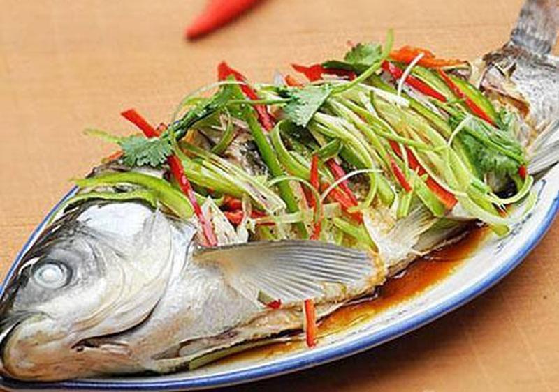 Trước khi cho ra đĩa rắc rau thìa là lên cá. Cá luộc chấm với nước mắm chanh tỏi ớt là chuẩn ngon.
