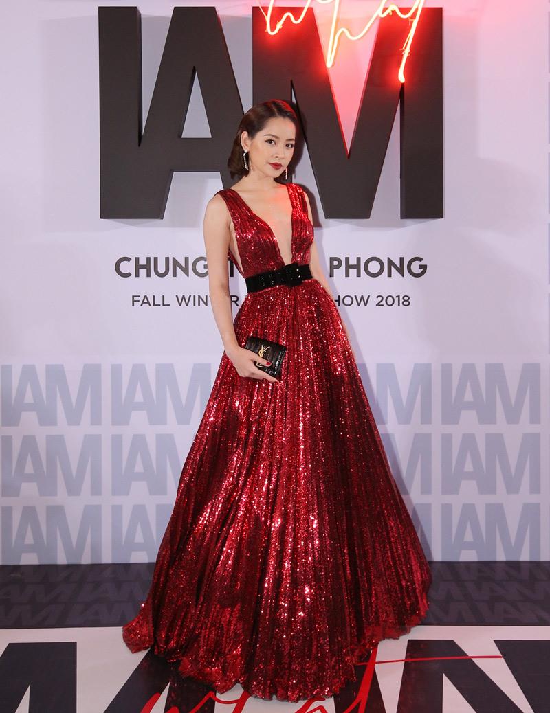 Chi Pu xuất hiện thu hút mọi ánh nhìn trên thảm đỏ với chiếc đầm sequins đỏ, thiết kế xẻ ngực sâu hút giúp cô khoe triệt để vòng một gợi cảm. 
