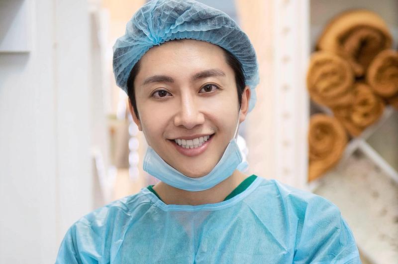 Ngoài ra, bác sĩ Vũ Quang còn đang quản lý một trung tâm chăm sóc – làm đẹp cho phụ nữ sau sinh, đồng thời phụ trách chuyên môn làm đẹp cho các thẩm mỹ viện lớn tại Hà Nội.
