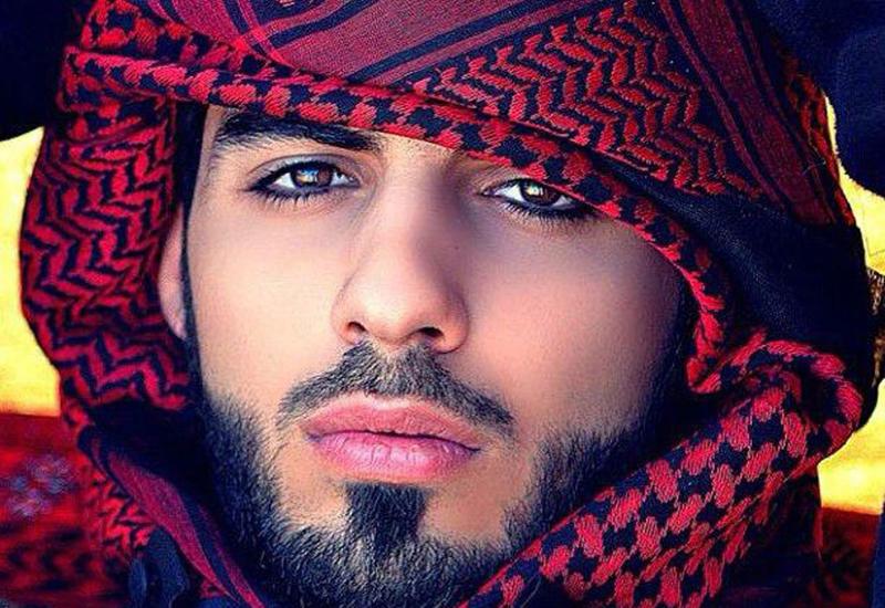 Omar sinh năm 1990, xuất phát là một người mẫu tự do, nhiếp ảnh gia kiêm diễn viên. Từ một người không mấy nổi tiếng, anh đã vụt sáng trở thành “hiện tượng” được hàng triệu người trên thế giới biết đến.
