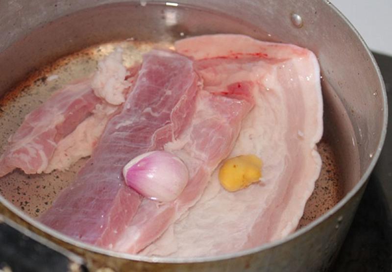 Thịt lợn luộc không khó, tuy nhiên để thịt luộc trắng và thơm lại là điều không phải chị em nào cũng biết. Trước tiên, rửa sạch thịt lợn dưới vòi nước nhiều lần cho hết bụi bẩn.

