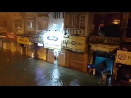 "Nước tràn bờ đê", thanh niên đừng trước cửa, cầm loa... thổn thức "gọi đò"