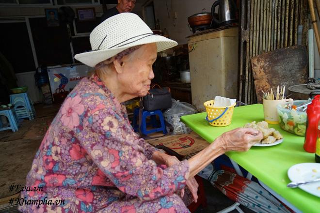mon banh chung ran doc dao nhat ha noi khien cu ba 92 tuoi mom mem van phai an deu - 13