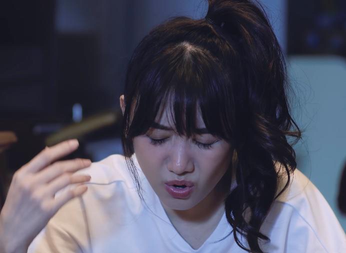 Sau cởi áo ngực, Hari Won lại gây amp;#34;choángamp;#34; với hình ảnh say xỉn, trốn nợ - 2