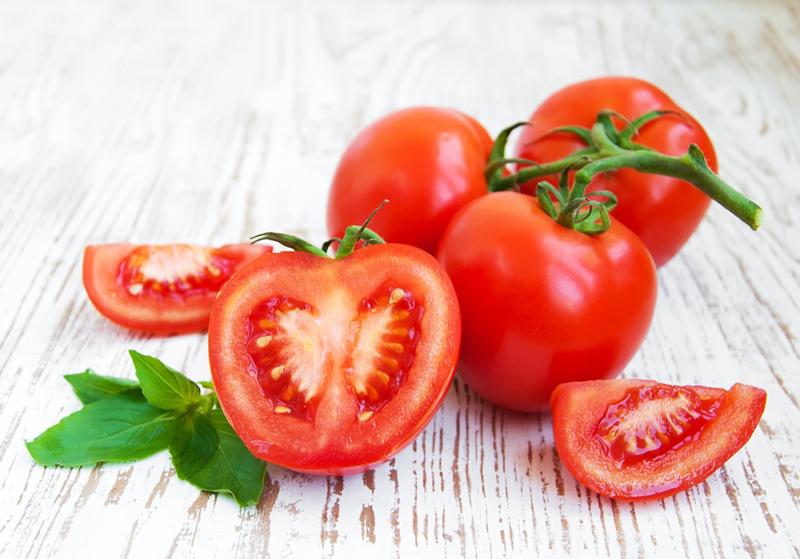 Tuy nhiên, không phải thực phẩm nào cũng có thể kết hợp được với cà chua. Khi kết hợp chúng với cà chua, chúng sẽ phá hủy các dưỡng chất có trong nhau, khiến món ăn không còn có lợi cho sức khỏe.
