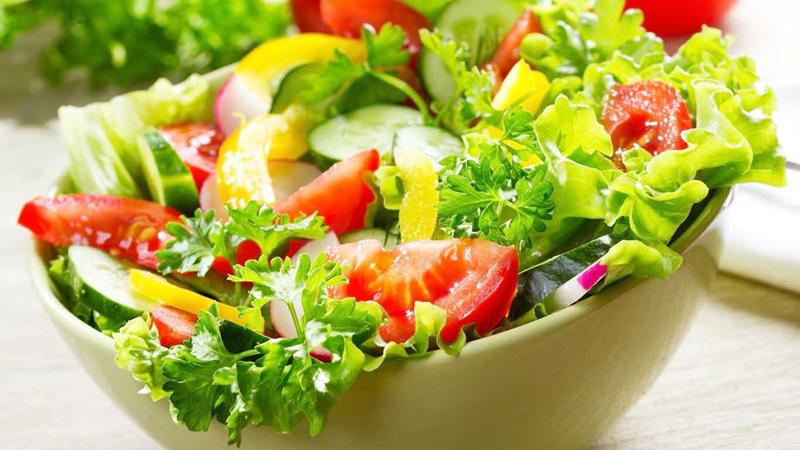 Nhiều người làm salad rau quả thường cho chung dưa chuột, cà chua nhưng đây lại là hai loại quả cực kỳ kị nhau. Dưa chuột chứa một loại enzyme catabolic, sẽ phá hủy hàm lượng vitamin C có trong các loại rau khác.
