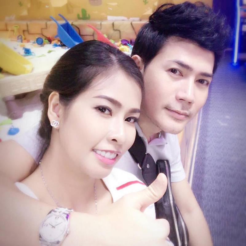 "Anh Danh thích nấu ăn nên khi muốn gặp bạn bè ăn uống, trò chuyện thì tôi và anh mời mọi người về nhà chơi luôn không cần ra tiệm. Có khi anh đi tiệc, tôi cũng nhắc anh chở con theo để nhắc nhớ phải về sớm, không uống nhiều”, vợ nam ca sĩ bộc bạch.
