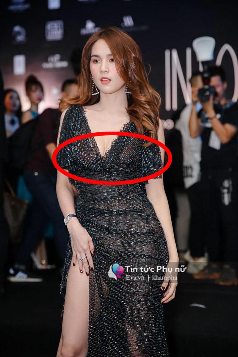 Cô từng khiến người hâm mộ đỏ mặt khi lộ phụ kiện thời trang kém đẹp trên thảm đỏ show diễn của NTK Chung Thanh Phong. 
