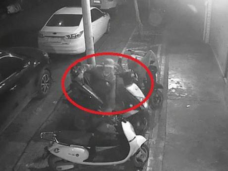 "Siêu nhân" đi ăn trộm: chẳng cần phá khóa, "bế" bổng xe máy lên rồi bê đi thôi