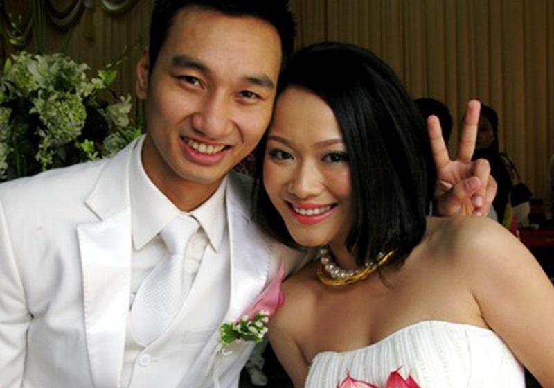 Ở showbiz Việt, câu chuyện “đường ai nấy đi” của danh hài Thành Trung và ca sĩ Thu Phượng đến giờ vẫn chưa có hồi kết. Mặc dù đã ly hôn từ những năm 2012 nhưng đến nay chuyện của hai người vẫn còn dây dưa, kéo dài.
