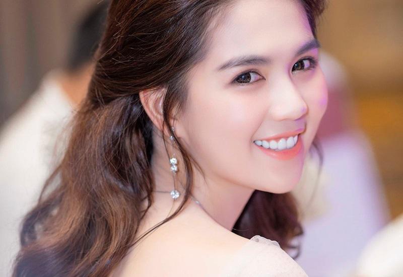 Ngọc Trinh cũng là một trong số những người đẹp trong showbiz Việt có tính cách vô cùng thẳng thắn, vì thế cô không ngại thừa nhận mình là người thứ 3 trong chuyện tình với bạn trai cũ.
