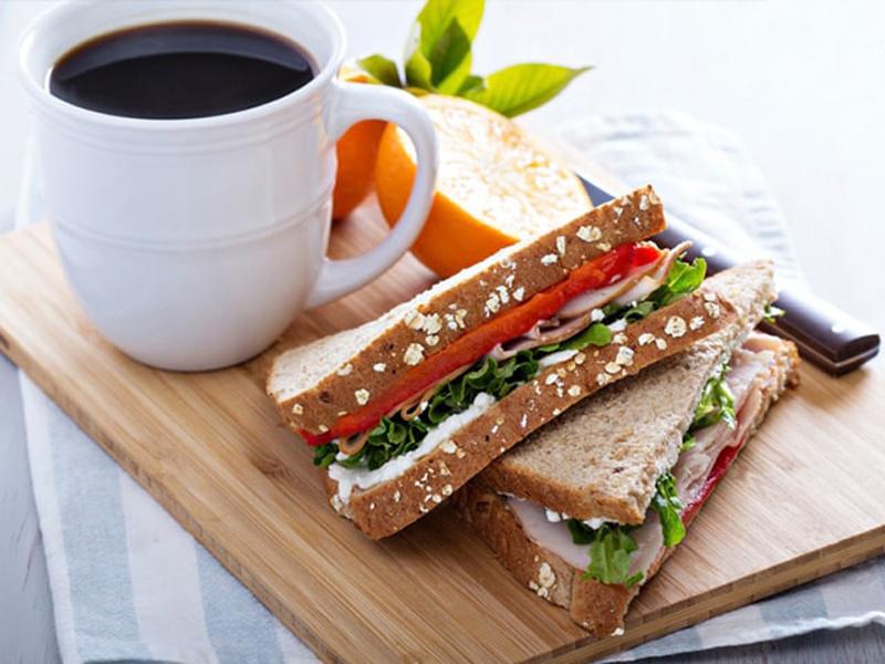 Bạn không nên ăn sandwich và cà phê vào bữa sáng. Bởi các carbs đơn giản trong bánh mì ngăn không cho canxi được tiêu hóa đúng cách và cản trở sự trợ giúp cho hệ thần kinh và tim mạch của bạn. 
