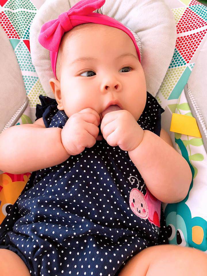 Chia sẻ ảnh amp;#34;ú nuamp;#34; của con gái 4 tháng, Thanh Thảo cho biết bé cần phải... giảm cân gấp - 1