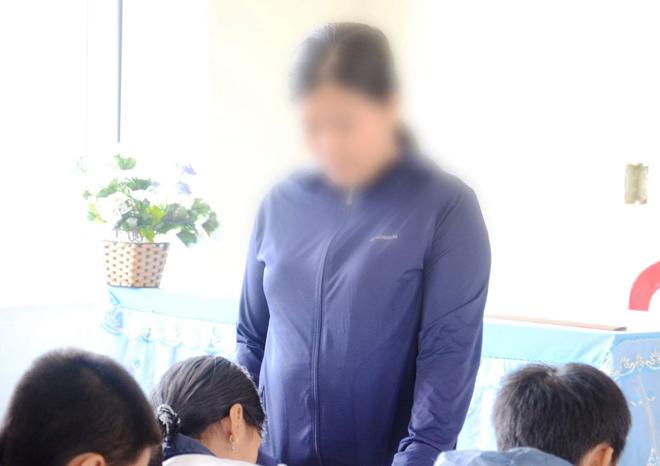 co giao “ep ca lop tat hoc sinh 231 cai” dap dau vao tuong tu tu? - 2