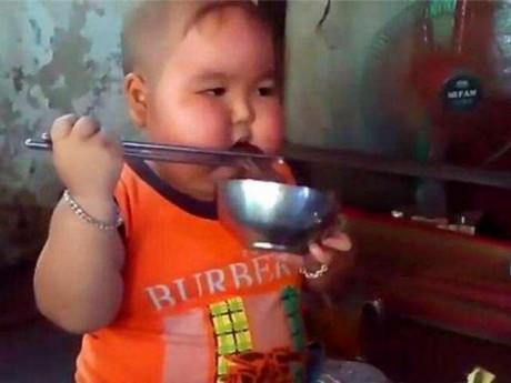 Con 3 tuổi đi mẫu giáo 1 tuần đã bị trường trả về vì cách chăm cháu của bà