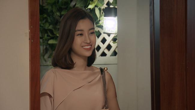 lan dau dong phim, hoa hau do my linh da bi fan "cuong" day nga "sap mat" - 4