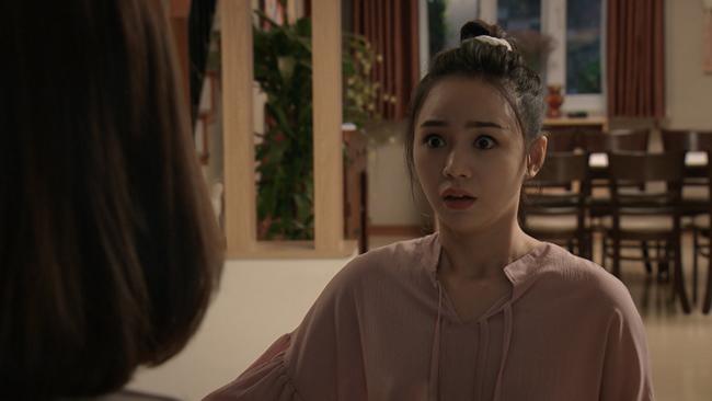 lan dau dong phim, hoa hau do my linh da bi fan "cuong" day nga "sap mat" - 5