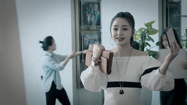 lan dau dong phim, hoa hau do my linh da bi fan "cuong" day nga "sap mat" - 2