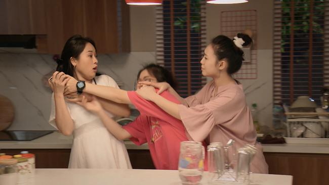lan dau dong phim, hoa hau do my linh da bi fan "cuong" day nga "sap mat" - 3