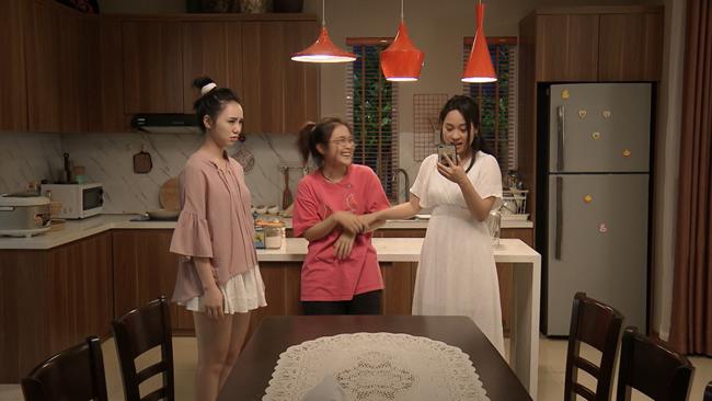 lan dau dong phim, hoa hau do my linh da bi fan "cuong" day nga "sap mat" - 7