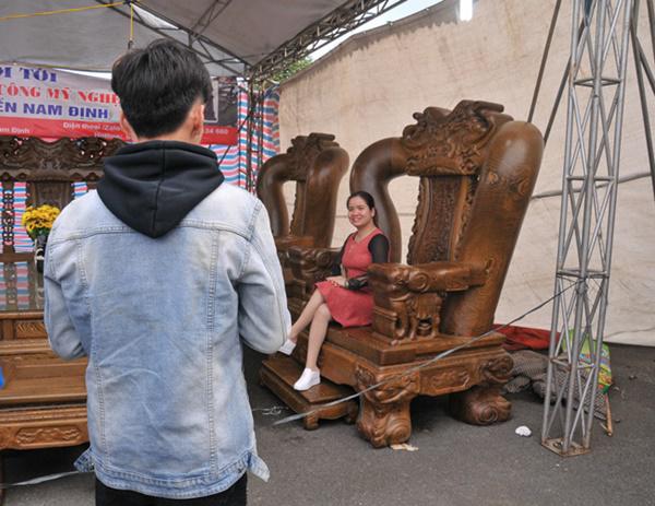 loa mat truoc bọ bàn ghé gõ mun tri gia 3,2 ty dong, nha giau chua chac mua duoc - 3