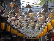 Xem ăn chơi - Clip: Giữa Hà Nội bỗng có "con đường nón lá" hút hàng nghìn du khách