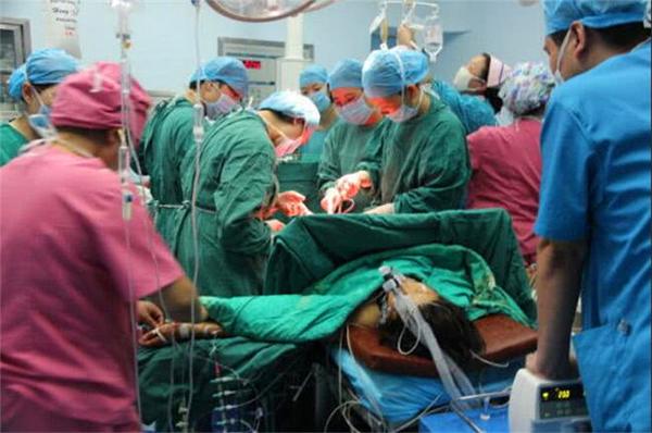 nhap vien sinh con khi mang thai 8 thang, nguoi me ra di mai sau mot tieng ho - 1