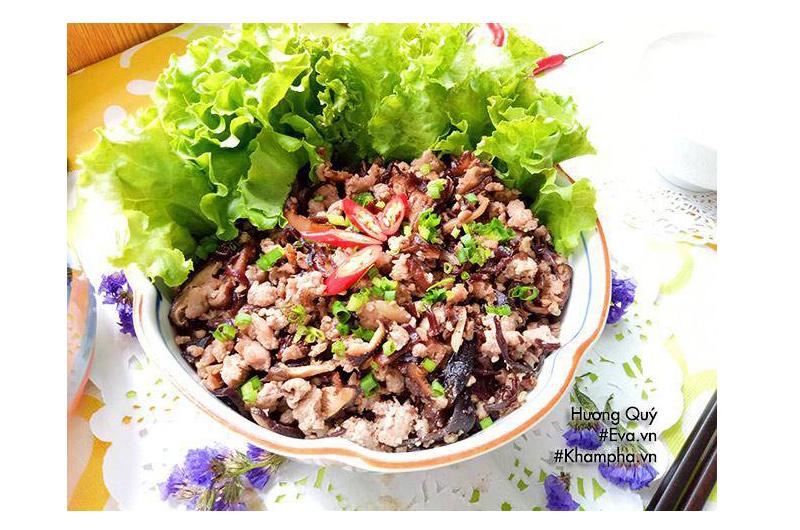 Nguyên liệu: Thịt băm: 300gr - Nấm hương: 10 cái - Mộc nhĩ: 4 cái - Hành khô: 1 củ băm nhỏ - Hành hoa: 2 nhánh - Gia vị: bột nêm, bột canh, dầu ăn, hạt tiêu.


