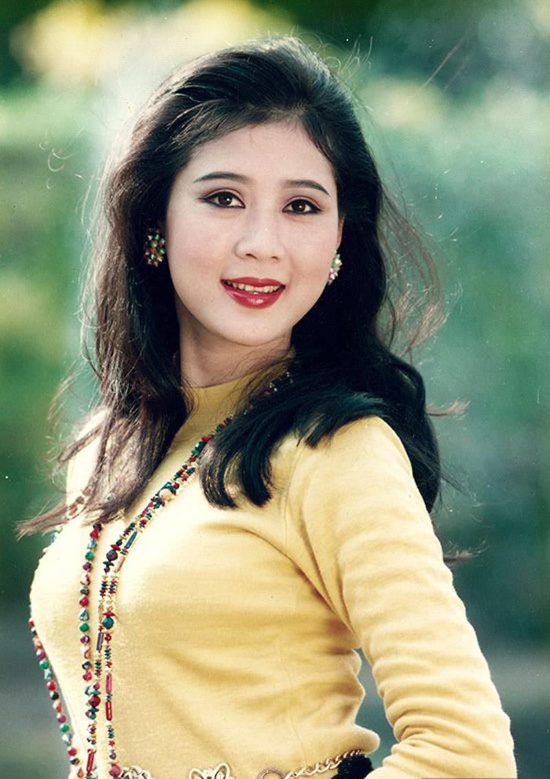 Diễm Hương sinh năm 1970, được xem là ngôi sao nữ sáng giá nhất của dòng phim thị trường đầu thập niên 1990, chị sở hữu nhan sắc dịu dàng, đằm thắm thuần chất người con gái Việt Nam.
