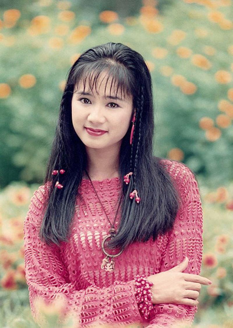 Thu Hà sinh năm 1969, người gốc Tuyên Quang, có vẻ đẹp dịu dàng, mong manh. Với đôi mắt sắc, diễm lệ và nét mặt "khuôn vàng thước ngọc" là một trong những mỹ nhân đẹp nhất thập kỉ 90.
