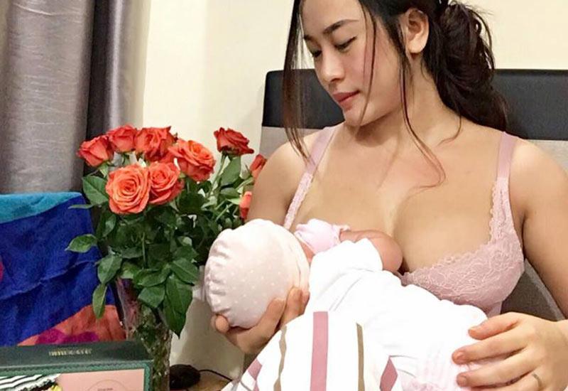 Tháng 12/2017, người đẹp 'Siêu vòng 3' hạ sinh con gái đầu lòng tại một bệnh viện quốc tế ở Bình Dương.
