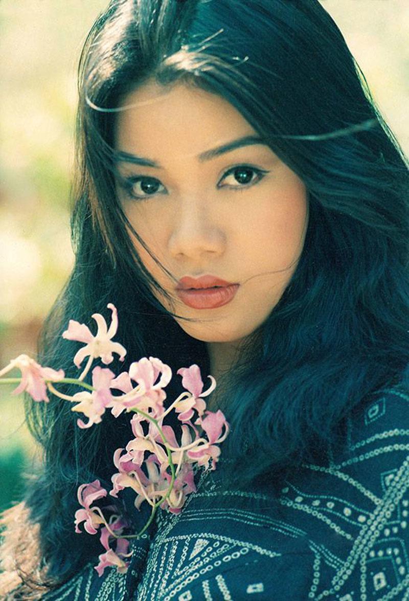 Trương Ngọc Ánh cũng là một trong những mỹ nhân ảnh lịch đẹp xuất sắc. Nét đẹp của cô đến bây giờ vẫn được giới trẻ ngưỡng mộ. Người đẹp cũng có cuộc sống hôn nhân không mấy hạnh phúc, đã ly hôn 1 đời chồng.
