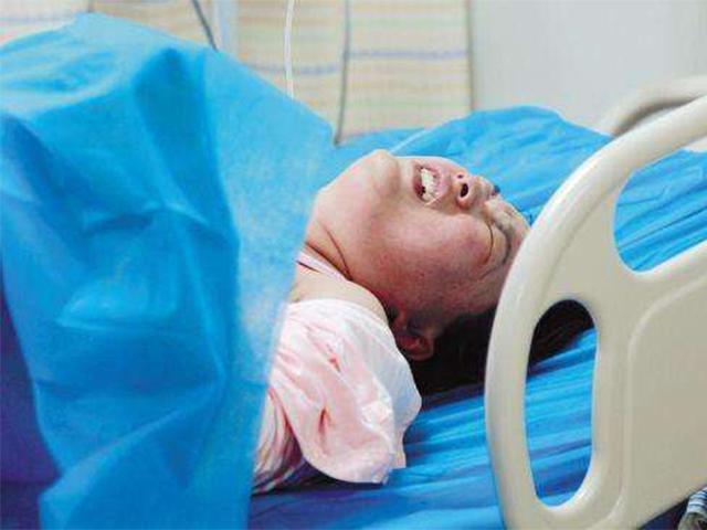 Ham ăn thịt nướng lúc mang thai, mẹ bật khóc ngay trên bàn đẻ khi con chào đời