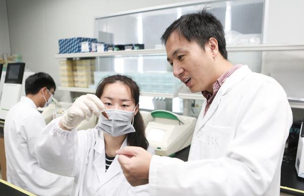 bac si chinh gen nguoi de ngua hiv, du luan tranh cai gay gat ve dao duc - 3