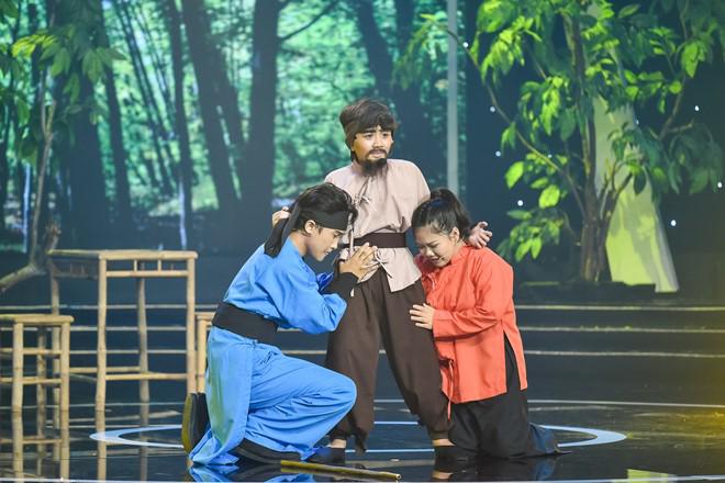 con trai cua dien vien hai quoc thanh 10 tuoi da "van vo song toan" khien giam khao kham phuc - 2