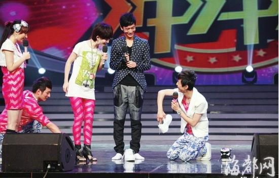 dang anh dap tan tin ly hon nhung diem bat thuong trong anh huynh hieu minh moi gay chu y - 3