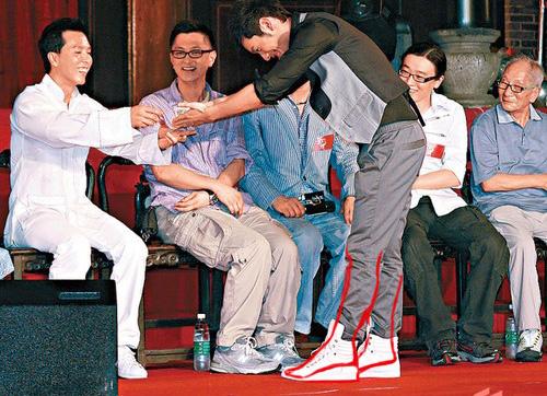 dang anh dap tan tin ly hon nhung diem bat thuong trong anh huynh hieu minh moi gay chu y - 5