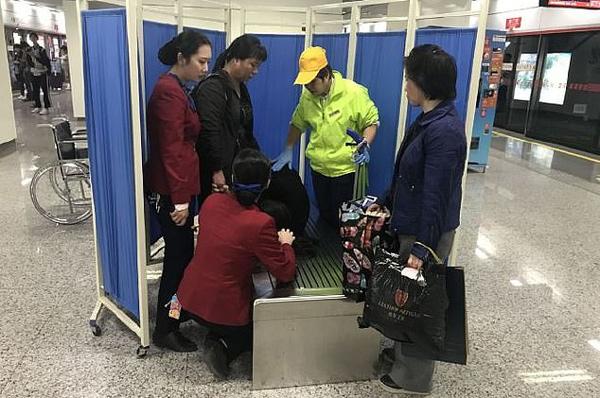 dang cho tau, me bau hot hoang thay nuoc chay uot quan, 20 phut sau nhan tin soc - 1